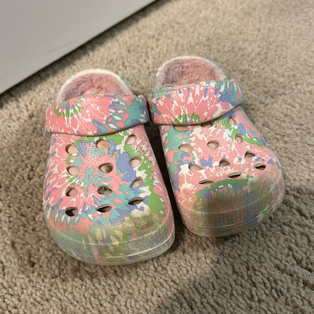 Six 6/7 CNY croc style shoe